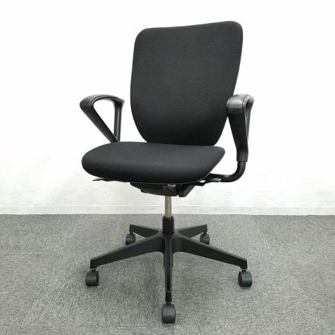 【在庫セール品：3脚限定】（T8）■イトーキ(ITOKI)製　プラオ(PRAO))チェア　肘付ハイバック　■ブラック　■固定肘　■ランバーサポート付き【一人ひとりにマッチする座り心地！　ミドルクラスの定番チェア！】
