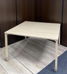 【在庫セール品：1台限定】（T8）■オカムラ/アプションフリー　ミーテングテーブル　ワークテーブル　W1200×D1200×H730mm　■プライズウッドライト　■キャスター付き【キャスター付きで移動らくらく！　脚内側取付で並べて大型テーブルのように使用可能！】