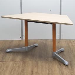 (T8)【商品入替のため、残り5台限り】オカムラ製　アクティアフェロー (Acti@Fellow)）　ナチュラル天板　W1450xD650xH720サイズ　キャスター付　どの向きからでも使いやすい台形テーブル！　ミーテイングテーブル　台形テーブル！！