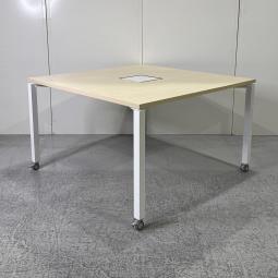 【在庫セール品：2台限定】（T8）■コクヨ製　ワークフィット (WORKFIT)　ミーティングテーブル　W1200mm×D1200mm　■木目天板×ホワイト脚　■配線口あり　■キャスター付【スタイリッシュなミーティングテーブル！　ワークデスクとしても使用可能！】