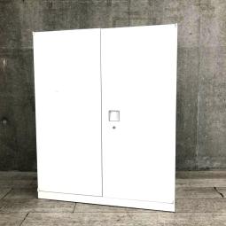 【オフィスの書類をスッキリ整理！取っ手がどの方向からでも開くマルチハンドルが人気の書庫シリーズ！】■オカムラ(okamura)製　レクトラインシリーズ　両開き書庫　ローキャビネット　■色：ホワイト　■シリンダー鍵　オフィスバスターズ【倉庫在庫品】※※