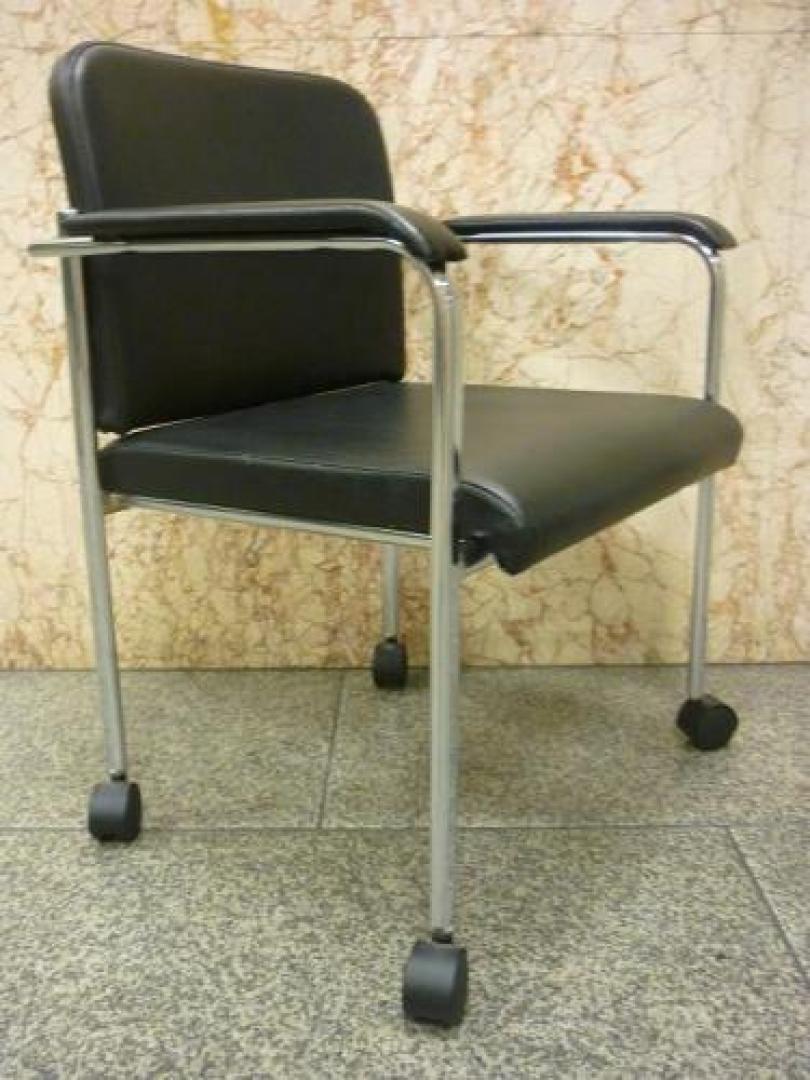 キャスター付き　チェアでレースができますので纏め買い推奨
【会議チェア】
                                    中古
            