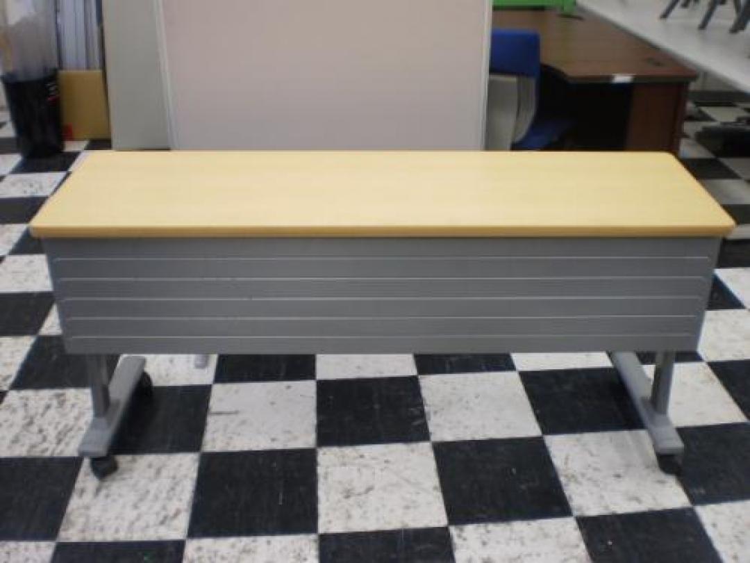 ◆1台のみ◆少し小振りのサイドスタックテーブルが入荷。幕板付きなのにリーズナブルです。
                                    中古
            