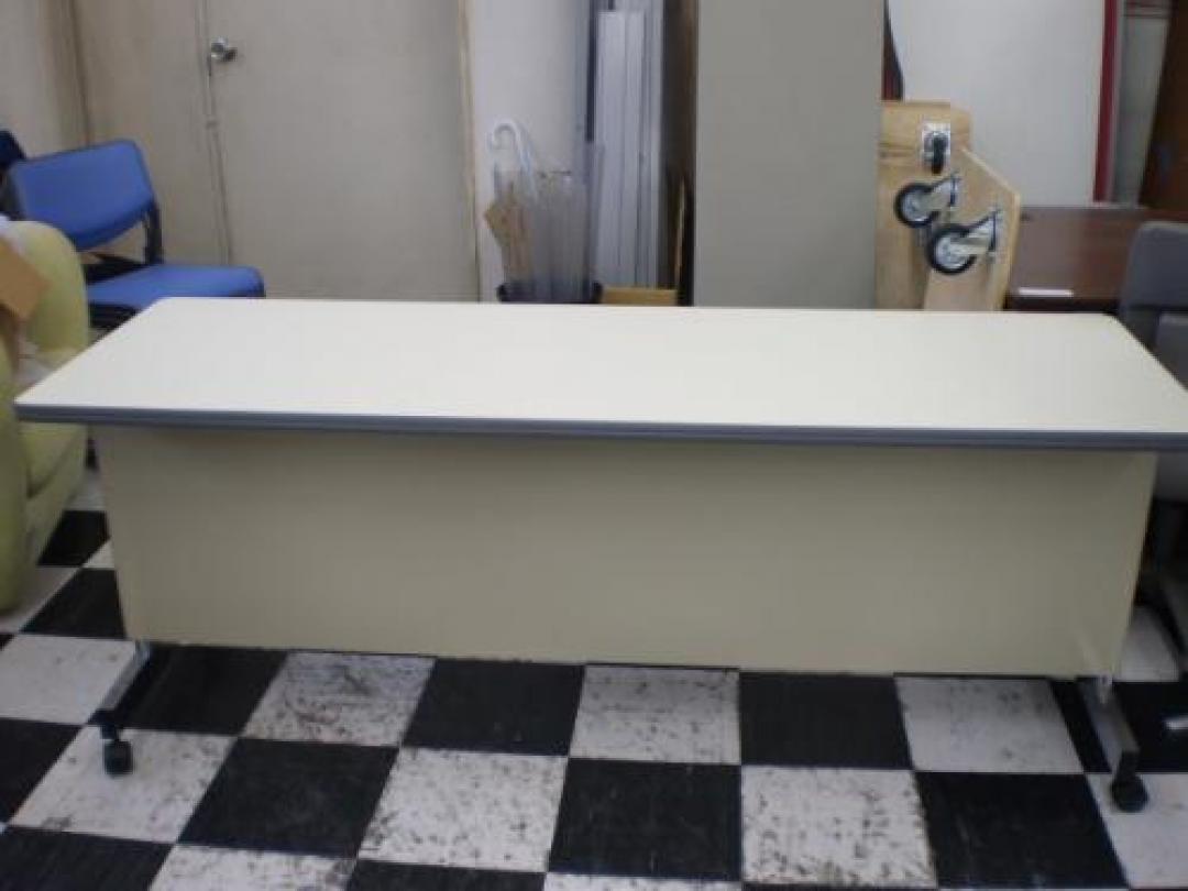 ◆状態良好◆ホワイト色のサイドスタックテーブルが入荷。ホワイトなんだけど真っ白ではありません。薄いアイボリーかな。
                                    中古
            