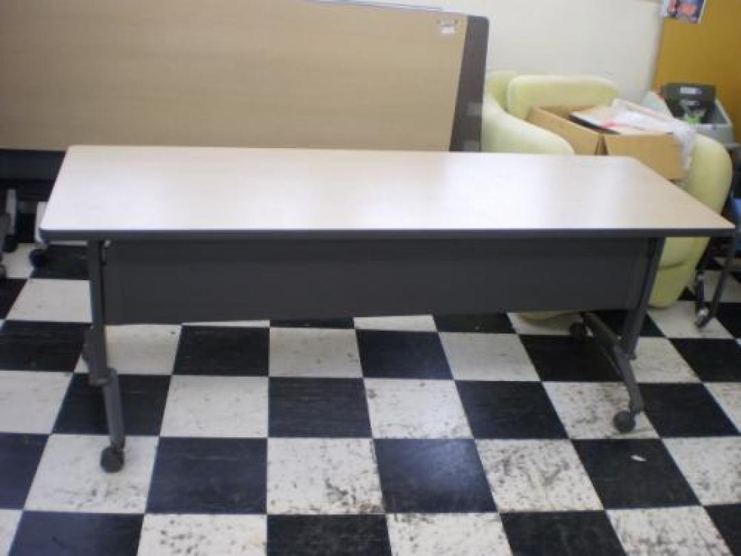 【おつとめ品】◆状態良好◆コクヨ製のサイドスタックテーブルが入荷。人気のナチュラル色、しかも幕板付き！
                                    中古
            