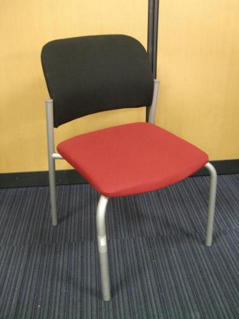 【これは可愛い！】赤くて丸っこいスタッキングチェア！【会議チェア】
                                    中古
            