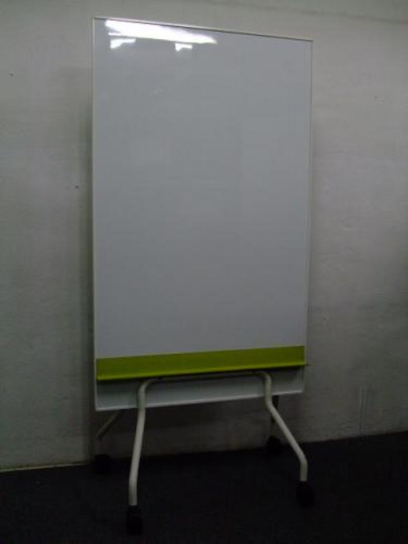【【■自立式ホワイトボード　■サイズ　W880　D　*　H1850　タイプ：片面･キャスター付き　】　
                                    中古
            