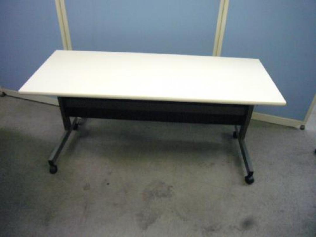 幕板付きサイドスタックテーブル　　Ｗ１５００Ｄ６００Ｈ７００　キャスター付　要配送費別途
                                    中古
            