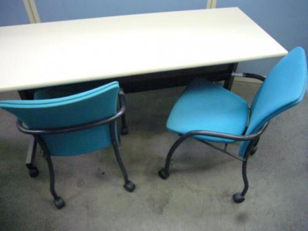 幕板付きサイドスタックテーブル　　Ｗ１５００Ｄ６００Ｈ７００　キャスター付　ミーティングチェア２脚とのセット商品セット価格　要配送費別途
                                    中古
            