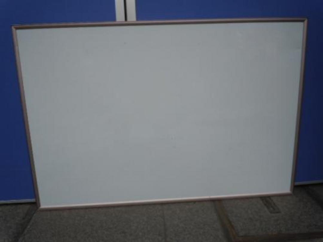 壁掛け用ホワイトボード　■　縦でも横でも使用できます。
                                    中古
            