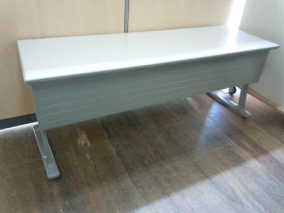 【今月末日までのバーゲンセール】【2台余りのため値下げしました】スタックテーブル　◆　幕板付き　◆　ｏｋａｍｕｒａ
                                    中古
            