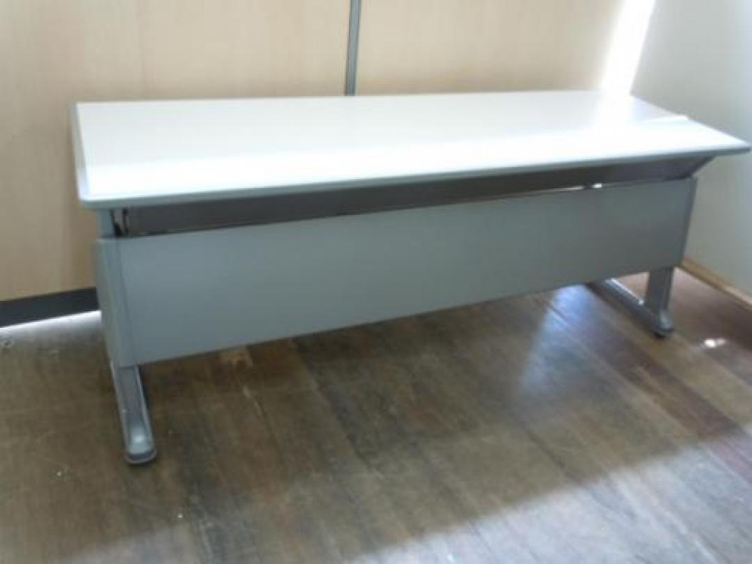 【今月の飯田橋店バーゲンセール価格】【2台余りのため値下げしました】KOKUYO　◆　スタックテーブル　◆　幕板付き
                                    中古
            