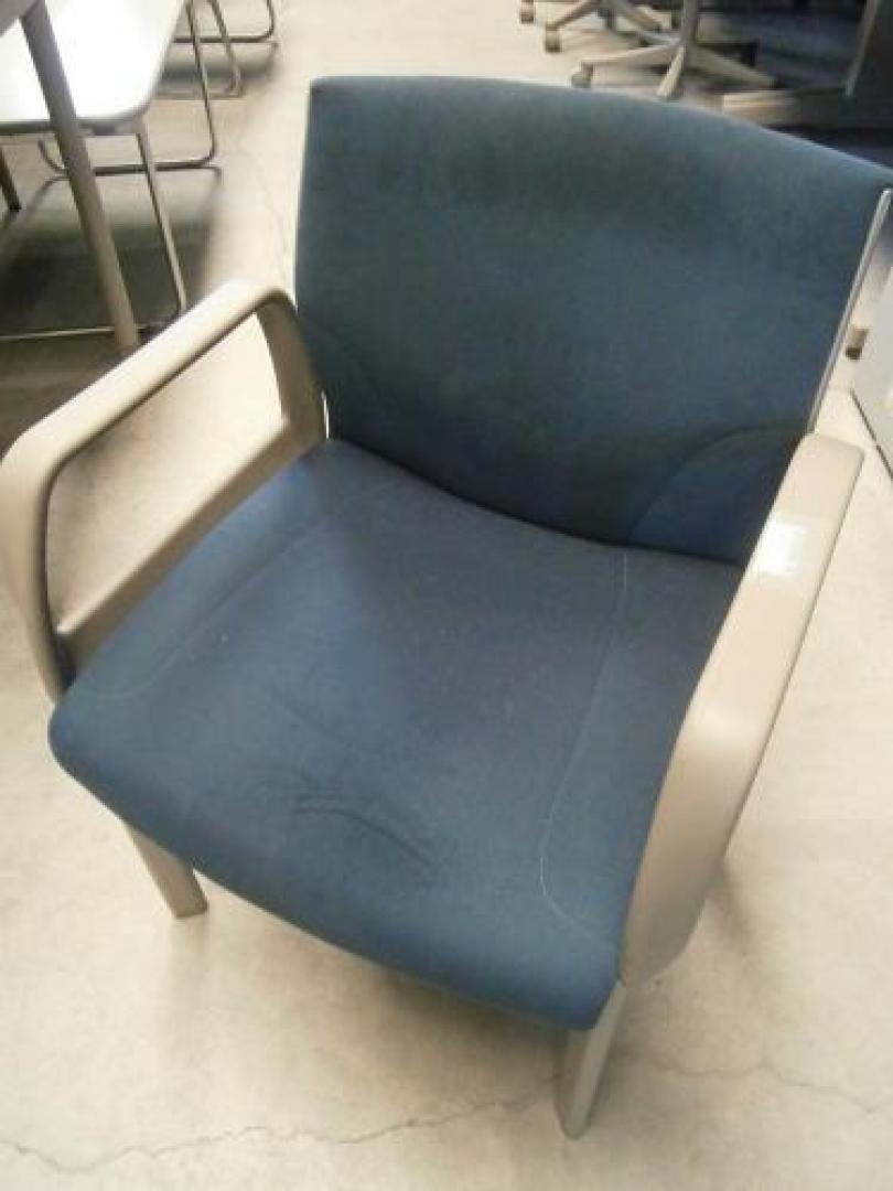 オカムラ　肘付ミーティングチェア【会議チェア】
                                    中古
            