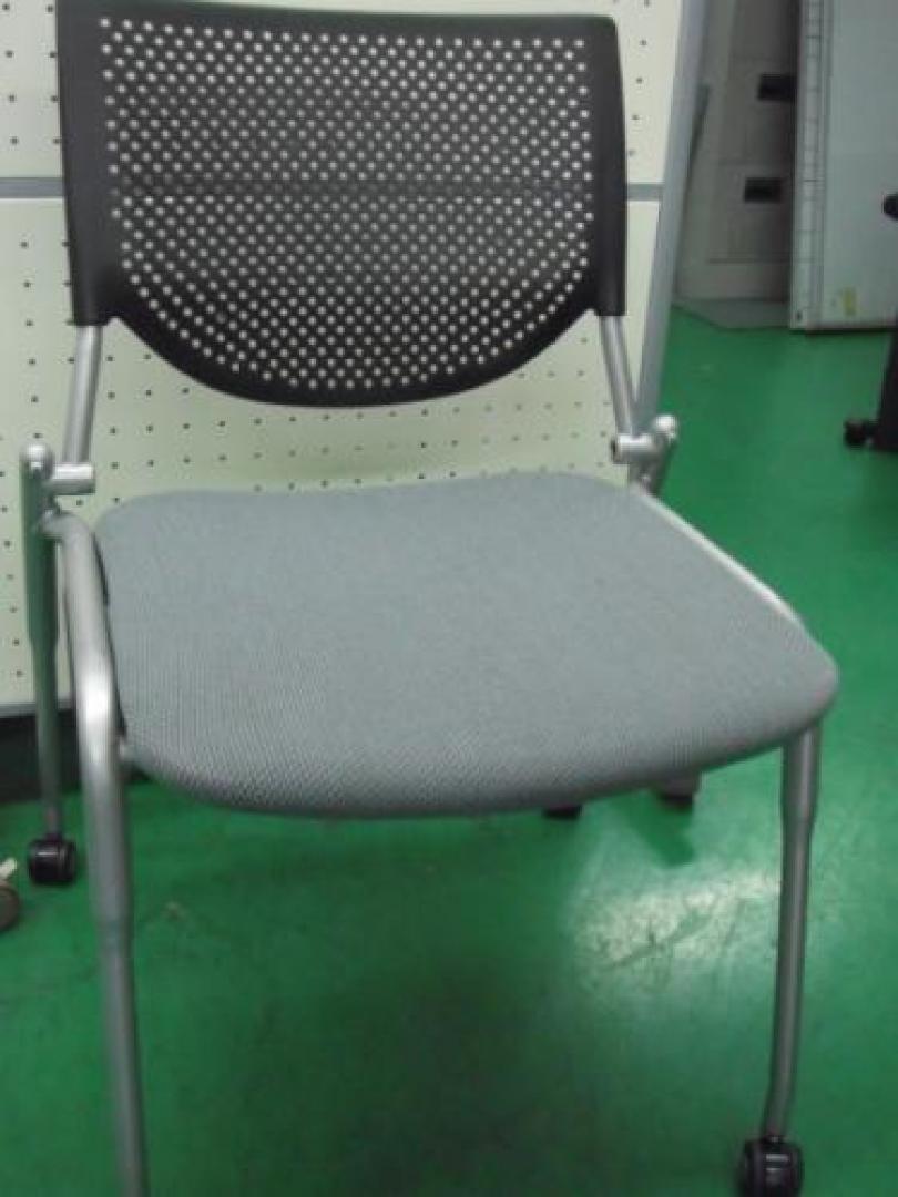 オカムラ製　スタッキングチェア　４脚入荷いたしました。【会議チェア】
                                    中古
            