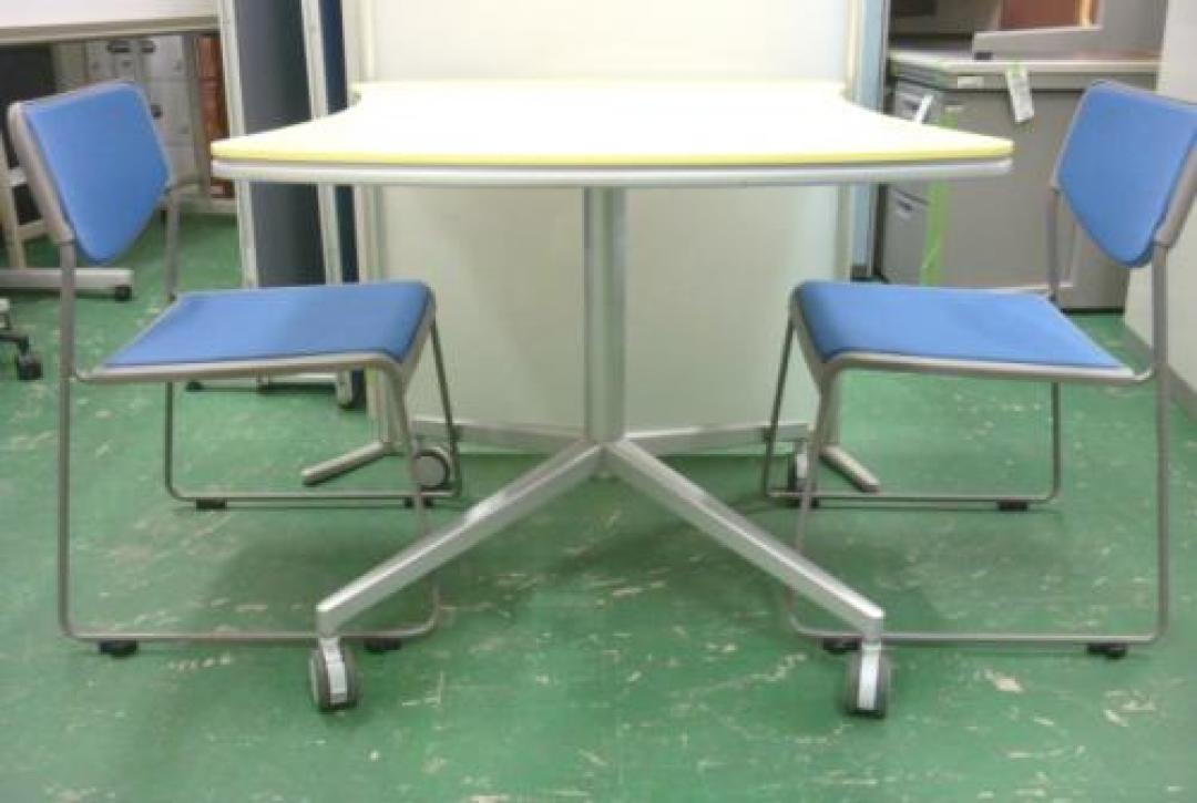 【応接・面接セット】　キャスター付きミーティングテーブル　と　軽いスタッキングチェア
                                    中古
            