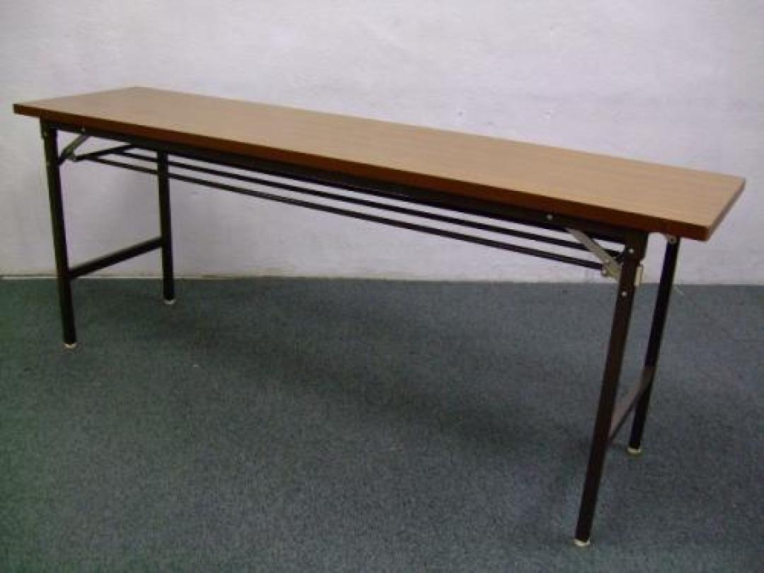 ■チーク色の折りたたみテーブル■メーカー：なし■サイズ：1800＊450＊700　■在庫が少ないため、お早めにお問い合わせ下さいませ！！  
                                    中古
            