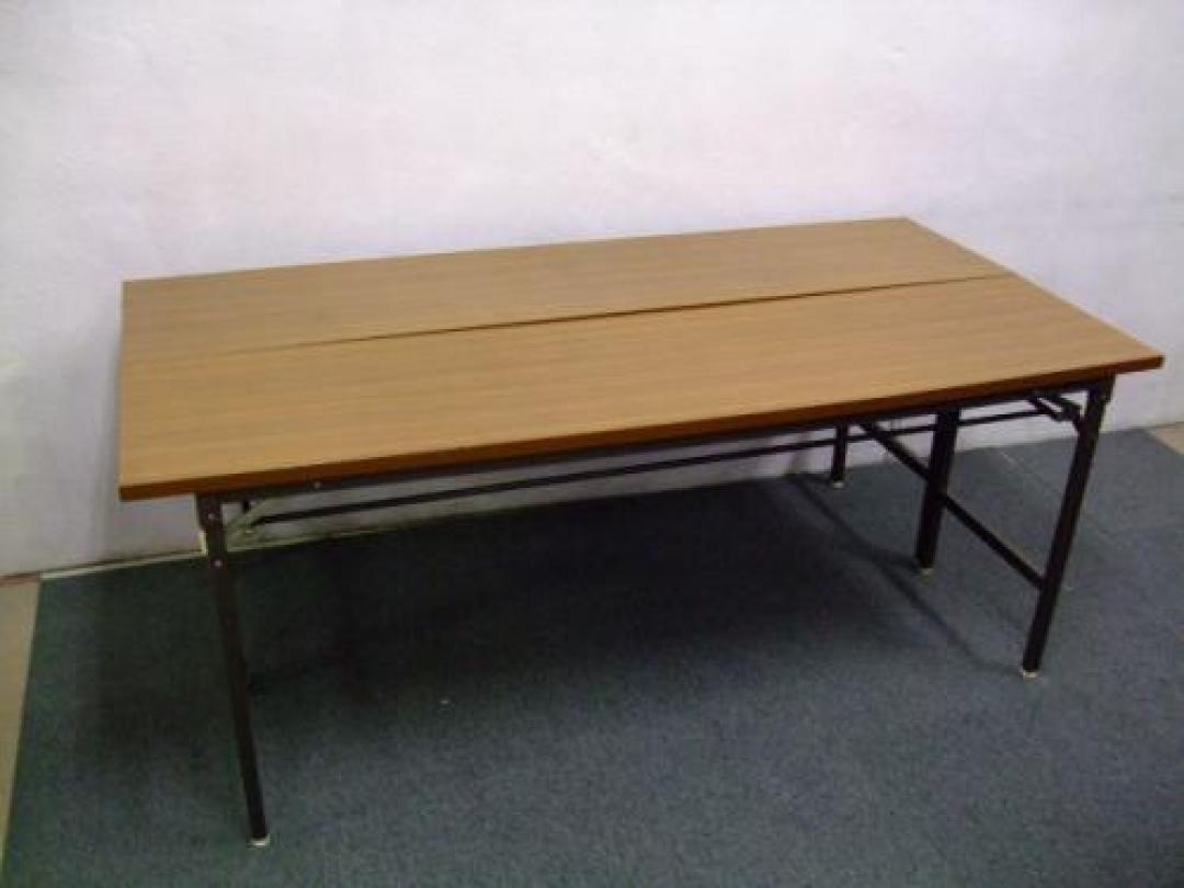 【セット商品】　■チーク色の折りたたみテーブル2台セット■メーカー：なし■サイズ：1800＊450＊700　■在庫が少ないため、お早めにお問い合わせ下さいませ！！ 
                                    中古
            