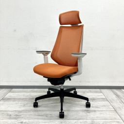 【法人様限定！来店予約で中古商品8％OFF！9月末まで　岐阜店】 【異硬度クッションが肩と腰の動きにしなやかにフィット！コクヨの人気高機能チェア！】

■コクヨ製　デュオラチェア　ハイバック　肘付き　ヘッドレスト付き　オレンジ
■長時間のデスクワークやテレワークにもおすすめ！
■ヘッドレスト付きで首元までしっかりサポート！鮮やかなオレンジカラーが空間のアクセントに！【KOKUYO Duora】