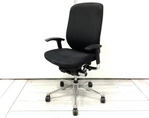 【在庫入替セール品】【オフィスに調和するデザイン！】■Okamura（オカムラ）製　ゼファー　ブラック　■可動肘　ハイバック　背面クッション　ポリッシュ脚　■ご自宅用にも！　高級チェア
