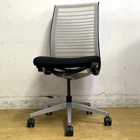 【在庫入替セール】スチールケース(Steelcase)シンクチェア 肘無しモデル 背メッシュで軽快なデザイン性 背ココナッツ(ホワイト)×座ブラック 【愛知・名古屋・豊田・静岡・浜松】