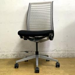 【在庫入替セール】スチールケース（Steelcase）シンクチェア　肘無しモデル　背メッシュで軽快なデザイン性　背ココナッツ（ホワイト）×座ブラック　【愛知・名古屋・豊田・静岡・浜松】