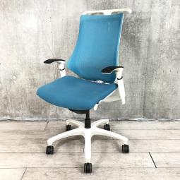 【在庫入れ替えセール品】【姿勢の変化にフレキシブルに対応！スタイリッシュで座り心地も抜群な高機能チェア】■イトーキ（ITOKI）製　エフ（ｆ）チェア　肘付き　ハイバック　背面メッシュ　■可動肘・ハンガー付　■ストロングブルー×ホワイトシェル　※日焼け有(T8)