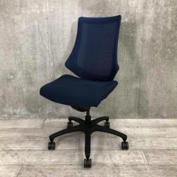 【在庫入れ替えセール品】【姿勢の変化にフレキシブルに対応！スタイリッシュで座り心地も抜群な高機能チェア】■イトーキ（ITOKI）製　エフメッシュチェア　肘無しハイバックチェア　背面メッシュ　■ネイビーブルー×ブラックシェル(T8)