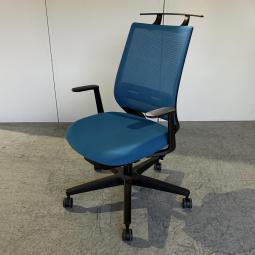 【在庫入れ替えセール品】【すっきりと上質なデザイン！快適な座り心地を実現するオフィスチェア！】■コクヨ（KOKUYO）製　ミトラ2（Mitra2）チェア　肘付き　ローバック　背面メッシュ　■固定肘　■ランバーサポート付き　■ハンガー付き　■ブルー×ブラックシェル(T8)