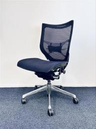 【在庫入替品セール品】【ベストなポジションが得られる先進設計！長時間の着座でも疲れにくいサポート感！】■オカムラ（okamura）製　バロンチェア（Baron）　肘無し　ローバック　背・座面メッシュ　■ランバーサポート付き　■ダークブルー(T8)