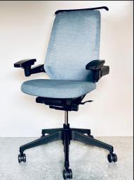 【在庫入れ替えセール品】【もっと美しく快適に…新世代ワークチェア！柔らかな座り心地が人気！】■イトーキ(ITOKI)製　ノートチェア（Nort）　肘付き　ハイバック　テクスチャードメッシュ　■可動肘　■ランバーサポート　コートハンガー付き　■ダックブルー×ブラックシェル(T8)