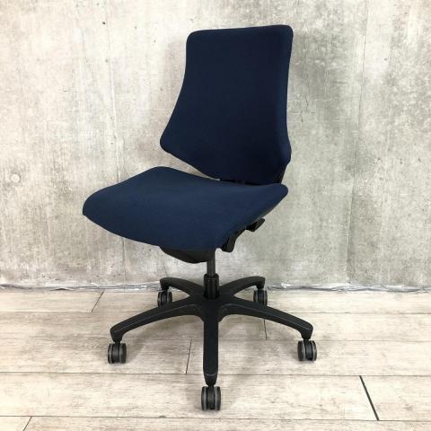 【在庫入替セール品】【姿勢の変化にフレキシブルに対応！座り心地も抜群な高機能チェア！】■イトーキ(ITOKI)製　エフ(f)チェア　肘無し　ローバック　クロスバックタイプ　■ネイビーブルー×ブラックシェル(T8)