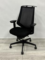 【在庫入れ替えセール品】【二重フレーム構造がもたらすしなやかで美しい背もたれ機能!簡易操作で自分に合った姿勢をサポート!】■コクヨ(KOKUYO)製 デュオラ(Duora)チェア 肘付ハイバック 可動肘 ■コートハンガー付き ■ブラック(T8)