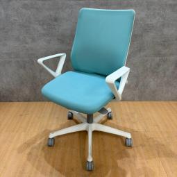 オカムラ製のオフィスチェア(事務椅子)/固定肘付きローバック/フルーエントシリーズ】が入荷いたしました！　＊良品を格安で！「オフィスバスターズ福岡南店」は、福岡を拠点として、全国へ中古オフィス用品・オフィス家具を提供しております。
