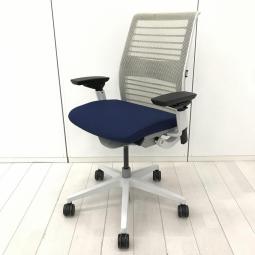 【あなたの座るを考える！ワイヤー構造が体を支える、有名海外メーカー製の定番チェア！】■スチールケース(Steelcase)製　シンク(think)チェア　肘付ハイバック　メッシュバックタイプ(3Dニット)　■可動肘・ランバーサポート付き　■背面：ライトグレー / 座面：ブルー　【弊社使用欄：A01078272】