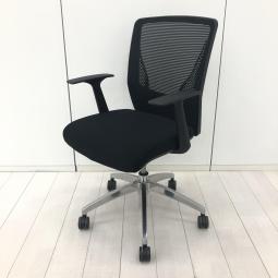 【オカムラ製のローコストチェア！コスト重視のお客様に非常におすすめ！】■オカムラ（okamura）製　ビラージュVCM1チェア（VILLAGE）　肘付きローバック　■ブラック