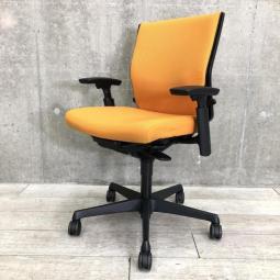 【スタンダードクラスで人気上位のワーキングチェア！】■オカムラ(okamura)製　エスクード(ESCUDO)チェア　肘付き　ローバック　■座面・背面クッションタイプ　■アプリコットオレンジ　【弊社使用欄：A01091586】