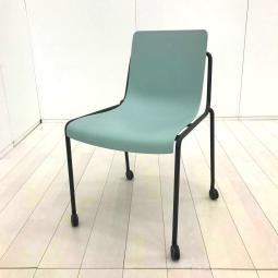 【587619】【カジュアルデザインで、堅すぎないオフィス空間へ！】■コクヨ（KOKUYO）製　デイズオフィス（Days Office）シリーズ　スタッキングチェア　肘無し　ミーティングチェア　■キャスター付き　■ライトブルー　ブラック　オフィスバスターズ　水戸サテライト　大子町　北茨城市　高萩市　日立市　常陸太田市　常陸大宮市　那珂市　東海村　ひたちなか市　城里町 水戸市　笠間市　茨城町　大洗町　小美玉市