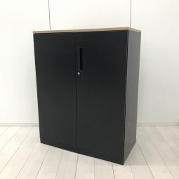 【書類の収納スペースを増やしたい方に！収納力抜群な観音開きタイプのキャビネット】■コクヨ(KOKUYO)製　エディア(EDIA)シリーズ　両開き書庫　ローキャビネット　H1130㎜　■シリンダー錠　■天板：木目調ナチュラル/ブラック　【弊社使用欄：A01070847】【SH】