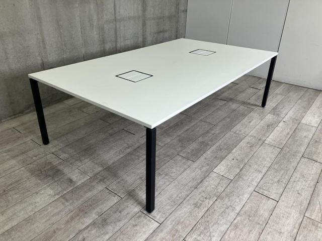 【スタイリッシュなデザインが人気の大型テーブル!】■コクヨ製 ワークテーブル W2400×D1400×H720mm 配線ボックス付 ホワイト天板 ブラック脚 ■6~8名でのご使用に最適!W2400mm!【KOKUYO WORKFIT】【ABW】