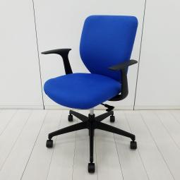 【人の背中を優しく包み込む！コスパ良しのソプラチェア入荷！】■コクヨ(KOKUYO)製　ソプラ(Sopra)チェア　肘付ローバック　クッションタイプ　■固定肘　■コバルトブルー×ブラックシェル　【弊社使用欄：A01078243】