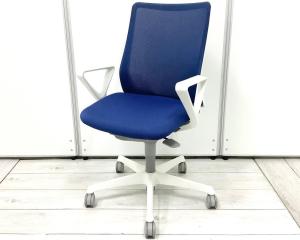 【在庫入替セール品！】人のカラダに対する知見と独自技術が生み出した新感覚の座り心地！長時間のデスクワークにもおすすめの人気チェア！
■オカムラ/フルーエントチェア/ミディアムブルー×ホワイトフレーム　ローバック　固定肘付き