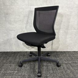【中古】オカムラ エスクード C431ZR FHB1 2024年製 オフィスチェア ブラック 背メッシュ・座クッション 肘なし｜シンプルで使いやすい定番チェア！通気性に優れたメッシュバックで快適なデスクワークにおすすめ｜中古オフィス家具をお探しならオフィスバスターズ福岡博多店へお気軽にお問い合わせください！