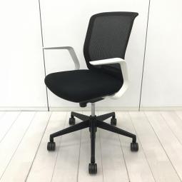 【在庫入替セール品！（本在庫限定価格）】【ローコストながら座り心地抜群！背面メッシュのスタンダードチェア！】■ウチダ(UCHIDA)製　カリッサ(Carissa)チェア　肘付　ローバック　背面メッシュ　■固定肘　■ブラック×ホワイトシェル　【弊社使用欄：A01076656】