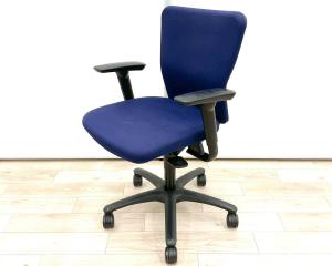 【在庫入替セール品！（本在庫限定価格）】【人間工学に基づいた快適シーティング・ワーキングチェアの定番モデル！】■オカムラ(okamura)製　カロッツァ(Carrozza)チェア　肘付ローバック　■可動肘　■ダークブルー×ブラックシェル　【弊社使用欄：A01058043/A01047324】【SN】