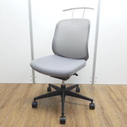 【コクヨのコスパチェア！】コクヨ製　シロッコ　ソフトグレー　背面メッシュ　肘無し　ローバックチェア　ハンガー付　【デザイン性の高いコンパクトなメッシュチェア！】
