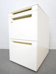 【フリーアドレスの必須品!収納とワークスペースの拡張にオススメ!】■オカムラ製(okamura)製 ADVANCE(アドバンス) 3段ワゴン デスクインワゴン ■シリンダー錠 ■ホワイト ※取っ手に日焼けあり