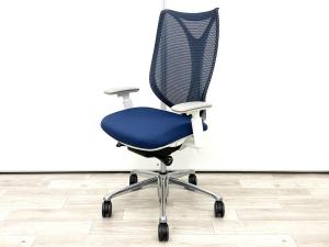 【在庫入替セール品！（本在庫限定価格）】【流れるような美しいフォルムの最高級メッシュチェア！前傾チルト付きで作業効率アップ！】■オカムラ(okamura)製　サブリナ(Sabrina)チェア　肘付ハイバック　背面メッシュ　■可動肘　■ダークブルー×ホワイトシェル　【弊社使用欄：A01077084】