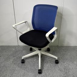 【ローコストながら座り心地抜群!背面メッシュのスタンダードチェア!】■ウチダ(UCHIDA)製 カリッサ(Carissa)チェア 肘付 ローバック 背面メッシュ ■固定肘 サークル肘 ■背面:ブルー×座面:ブラック×ホワイトシェル オフィスバスターズ 梅田本店