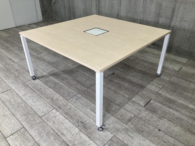 【スタイリッシュなミーティングテーブル!会議・打ち合わせ等にお勧め!】■コクヨ(KOKUYO)製 ワークフィット(WORKFIT)シリーズ ミーティングテーブル 角テーブル W1400×H720㎜ ■キャスター・配線口あり ■天板:木目調ナチュラル 脚:ホワイト