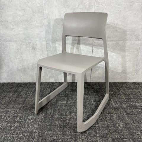 【中古】Vitra ティプ トン RE（Tip Ton RE）グレー｜スタイリッシュなデザインと前傾機能を備えたチェア！会議室・ミーティングスペース・カフェなど幅広く活躍｜中古オフィス家具をお探しならオフィスバスターズ福岡博多店へお気軽にお問い合わせください！